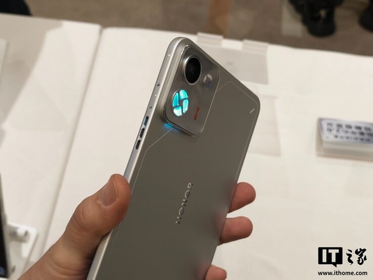 Honor Win Tablet 的侧面轮廓。