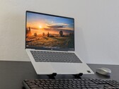 OmniBook 5 14 以其低廉的价格提供了很多价值，包括类似 EliteBook 的轻薄外形，甚至还有 OLED 显示屏（图片来源：Notebookcheck）