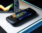 一个显示 SteamOS 主屏幕的 Steam Deck 放在一个发光的白色桌子上，旁边是各种基于 Windows 的掌上游戏 PC，包括华硕 ROG Ally 和 Ayaneo 设备。(图片来源：Notebookcheck）