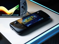 一个显示 SteamOS 主屏幕的 Steam Deck 放在一个发光的白色桌子上，旁边是各种基于 Windows 的掌上游戏 PC，包括华硕 ROG Ally 和 Ayaneo 设备。(图片来源：Notebookcheck）