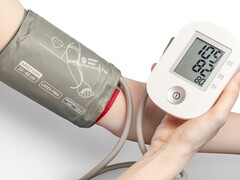 使用医用眼压计的人（图片来源：Mockup Graphics via Unsplash；已裁剪）