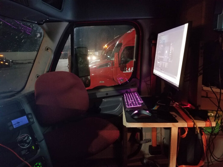 (图片来源：u/BudgieBeater via r/battlestations)
