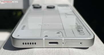 底部：扬声器、USB-C 2.0、麦克风、双 SIM 卡