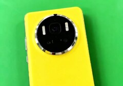 华为 Mate 80 Pro 预计将采用圆形摄像头模块。(图片来源：石关导演，微博）