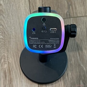 底部:3.5毫米耳机插孔、电源/RGB按钮、降噪按钮、USB-C充电/连接接口