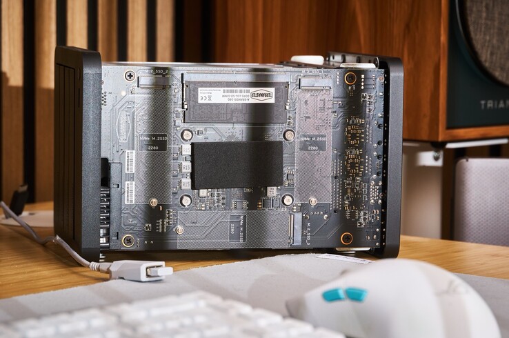 F4-425 Plus 主板上有三个 M.2-2280 插槽。