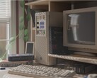 桌面上显示的 Maingear Retro98 预制游戏 PC（图片来源：Maingear PR，有编辑）