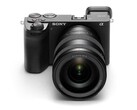 索尼 A6700 是一款令人兴奋的发烧级相机，但有些用户可能会对缺少充电硬件表示不满。(图片来源：索尼）