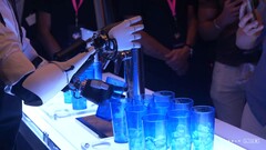 擎天柱在人类帮助下倒啤酒(图片来源:特斯拉)