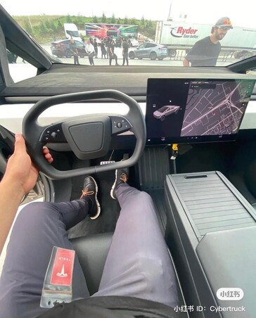 坐在Cybertruck的驾驶座上，可以看到一个相当大的仪表盘和一个重新设计的方向盘轭。(图片来源：Cybertruck车主俱乐部）。