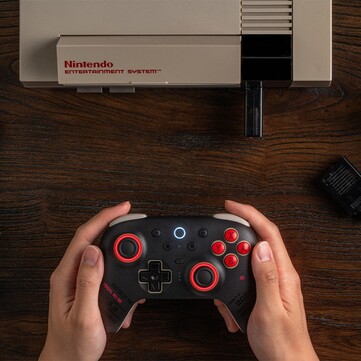 8BitDo Ultimate 2 Bluetooth - NES 40th 限量版配有一个 NES 复古接收器，因此可与 NES 一起使用。(图片来源：8BitDo）