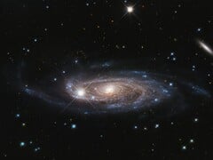 一张展示宇宙中UGC 2885星系的图片。