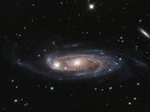 一张展示宇宙中UGC 2885星系的图片。