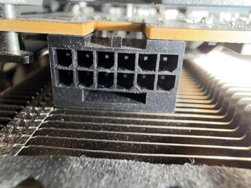 烧焦的蓝宝石 Nitro RX 9070 XT 电源连接器。(图片来源:Reddit 上的 r/pcmasterrace)