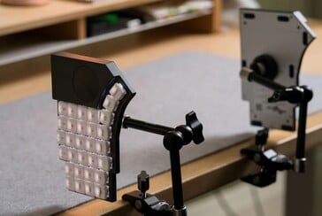 垂直安装在桌面上的 MoErgo Go60(图片来源:MoErgo)。