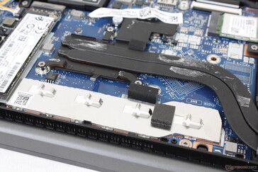 注意保护焊接好的RAM模块的铝板，以及热管下面的空的GPU和VRAM插槽，可选GeForce MX450 SKUs