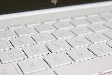 灰色字体与银色键帽的对比度很差，与其他大多数笔记本电脑不同，黑色是主要的颜色。