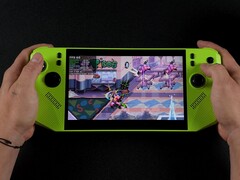 绿色的微星Claw A8掌上游戏机，正在播放《忍者神龟：碎骨者的复仇》（Teenage Mutant Ninja Turtles：Shredder&#039;s Revenge》，屏幕上的性能指标显示出较低的 TDP 和电池消耗。(图片来源：YouTube 上的 ETA Prime）