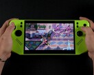 绿色的微星Claw A8掌上游戏机，正在播放《忍者神龟：碎骨者的复仇》（Teenage Mutant Ninja Turtles：Shredder's Revenge》，屏幕上的性能指标显示出较低的 TDP 和电池消耗。(图片来源：YouTube 上的 ETA Prime）