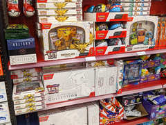 Target 商店的《宝可梦》集换式卡牌游戏收藏品