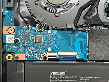 辅助固态硬盘插槽（PCIe 4.0 x2）