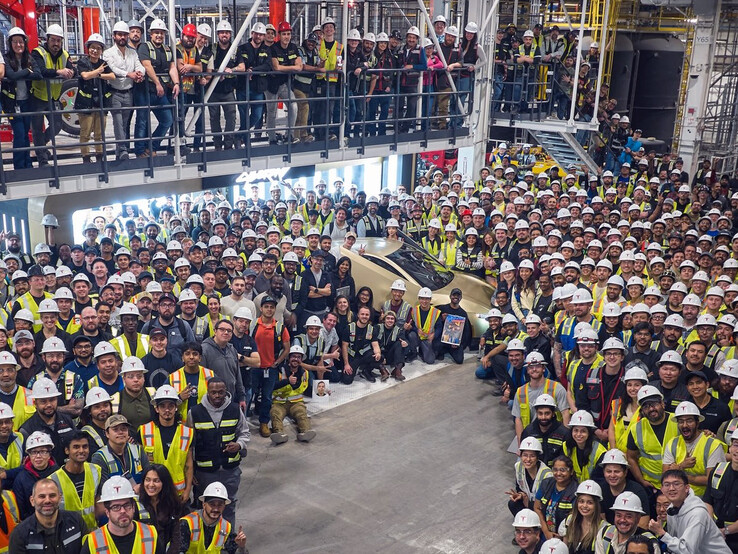 Giga Texas 的第一辆量产 Cybercab。