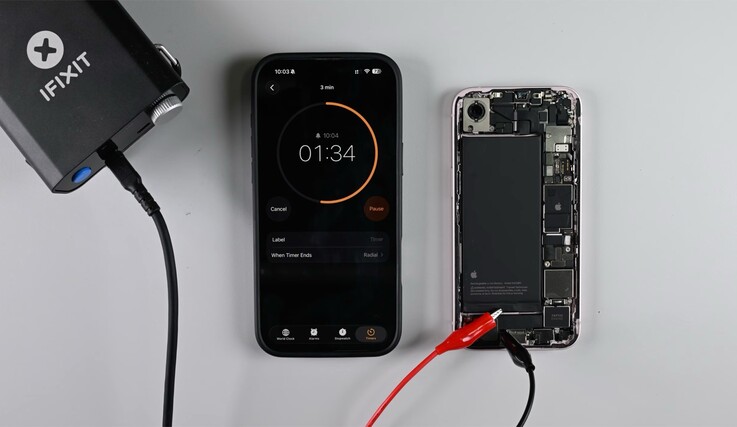 通过施加低电压来释放粘合剂，就可以取下 iPhone 17e 的电池。