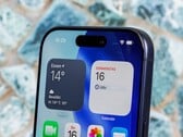 图中 iPhone 17 Pro 的后继机型可能会采用更小的冲孔开孔设计（图片来源：Notebookcheck）