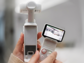 Insta360 Luna Ultra 有一个带触摸屏的可拆卸遥控器。