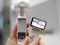 Insta360 Luna Ultra 有一个带触摸屏的可拆卸遥控器。