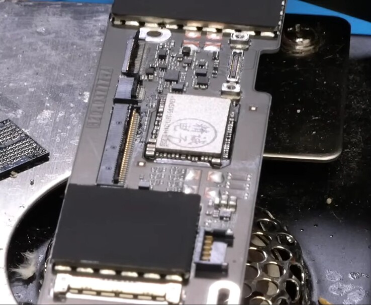 安装了 1 TB NAND 芯片的 MacBook Neo 逻辑板