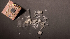 vPCB 在回收过程中变成果冻状物质,但不会损坏核心电子元件(图片来源:Mark Stone/华盛顿大学)