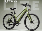 松绿色配色的 Lectric XPress Lite 电动自行车