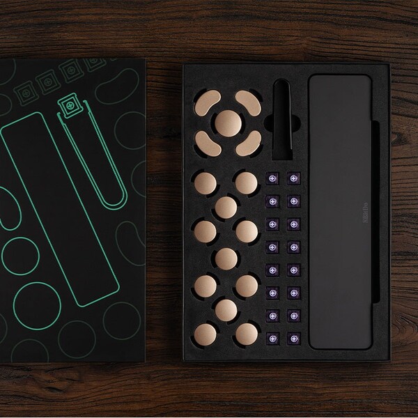 8BitDo Arcade 控制器升级套件配有额外的键帽和掌托。