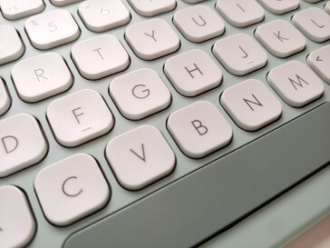 钥匙凹痕、字母和纹理特写。(图片来源:Notebookcheck)