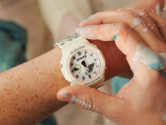 卡西欧 G-Shock GA2100CROCS25-7（如图）的表盘上有一个定制的 Crocs 徽标。(图片来源：卡西欧）