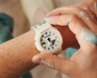 卡西欧 G-Shock GA2100CROCS25-7（如图）的表盘上有一个定制的 Crocs 徽标。(图片来源：卡西欧）