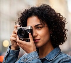 Esquisse Camera 在紧凑的机身内搭载了 Micro Four Thirds 传感器。