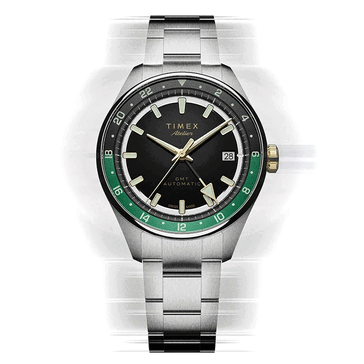 Timex Atelier GMT Première M1a,采用黑色表盘、绿色 GMT 环圈和不锈钢表链。