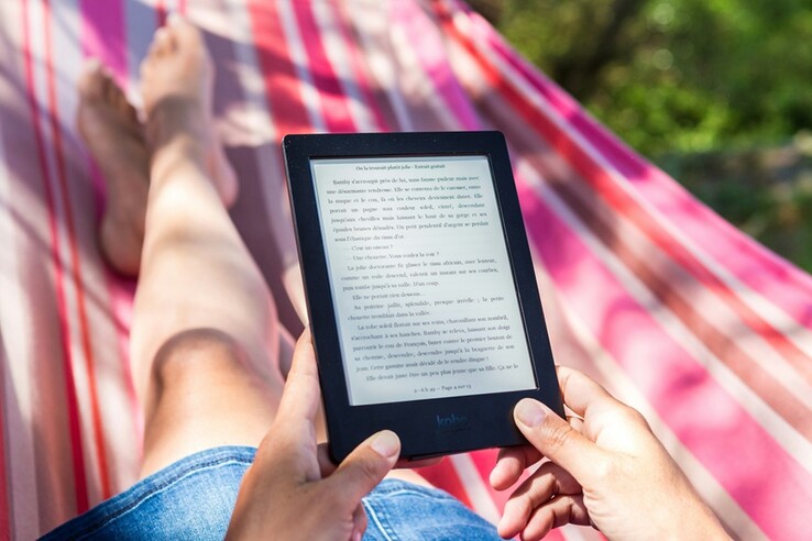 捧着 Kindle，悠然自得--因为没有什么比在阳光下沉浸在一本好书中更能体现 "我正忙着放松 "了。(图片来源：Perfecto Capucine - Unsplash）