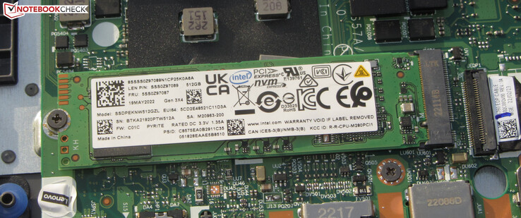 一个英特尔PCIe 3固态硬盘作为系统驱动器。