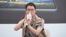 红米游戏控制器带有夹子，可将设备牢牢固定。(图片来源：Redmi）