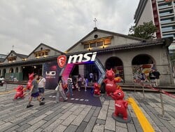 “幸运”在台北松山文创园区5号仓库入口处迎接游客