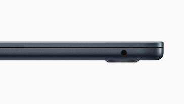 Apple MacBook Air 15英寸：右边 - 耳机插孔。(图片来源: )Apple
