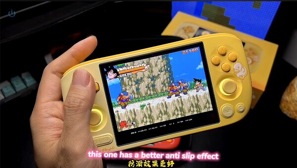 Ayaneo Pocket Air Mini B.Duck 版采用渐变黄色设计，按键和拇指杆与之相匹配。