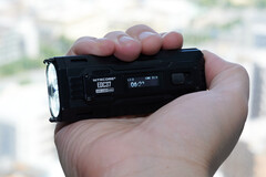 Nitecore 的新型 EDC 手电筒易于握持（图片来源：Andreas Sebayang/Notebookcheck.com）