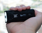 Nitecore 的新型 EDC 手电筒易于握持（图片来源：Andreas Sebayang/Notebookcheck.com）