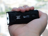 Nitecore 的新型 EDC 手电筒易于握持（图片来源：Andreas Sebayang/Notebookcheck.com）