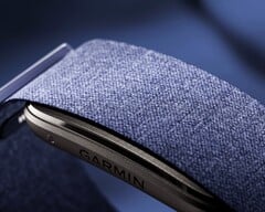 Garmin CIRQA 采用织物表带,共有七种颜色可供选择。