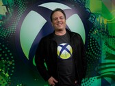 微软游戏首席执行官菲尔-斯宾塞站在 Xbox 背景板前（图片来源：Xbox Wire）